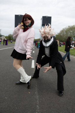 Bükreş, Romanya - 27 Nisan 2025: Doğu Avrupa Comic Con 'da Cosplayers. Çizgi roman, film, TV dizisi, bilim kurgu ve fantezi, oyun, Japon kültürü, Anime, Manga, tahta oyunları, kart oyunları ve son olarak da teknoloji oyunlarını seviyorlar..