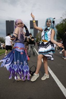 Bükreş, Romanya - 27 Nisan 2025: Doğu Avrupa Comic Con 'da Cosplayers. Çizgi roman, film, TV dizisi, bilim kurgu ve fantezi, oyun, Japon kültürü, Anime, Manga, tahta oyunları, kart oyunları ve son olarak da teknoloji oyunlarını seviyorlar..