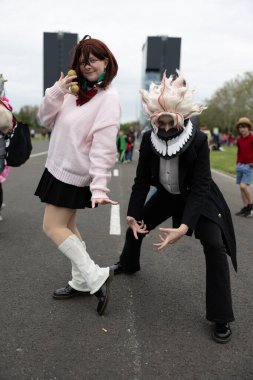 Bükreş, Romanya - 27 Nisan 2025: Doğu Avrupa Comic Con 'da Cosplayers. Çizgi roman, film, TV dizisi, bilim kurgu ve fantezi, oyun, Japon kültürü, Anime, Manga, tahta oyunları, kart oyunları ve son olarak da teknoloji oyunlarını seviyorlar..