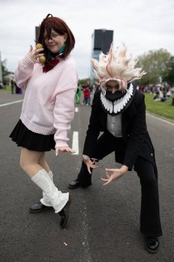 Bükreş, Romanya - 27 Nisan 2025: Doğu Avrupa Comic Con 'da Cosplayers. Çizgi roman, film, TV dizisi, bilim kurgu ve fantezi, oyun, Japon kültürü, Anime, Manga, tahta oyunları, kart oyunları ve son olarak da teknoloji oyunlarını seviyorlar..