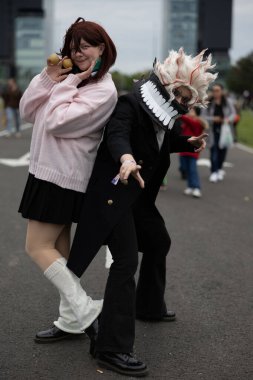 Bükreş, Romanya - 27 Nisan 2025: Doğu Avrupa Comic Con 'da Cosplayers. Çizgi roman, film, TV dizisi, bilim kurgu ve fantezi, oyun, Japon kültürü, Anime, Manga, tahta oyunları, kart oyunları ve son olarak da teknoloji oyunlarını seviyorlar..