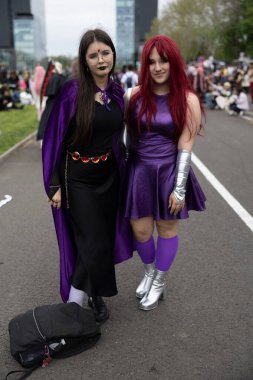Bükreş, Romanya - 27 Nisan 2025: Doğu Avrupa Comic Con 'da Cosplayers. Çizgi roman, film, TV dizisi, bilim kurgu ve fantezi, oyun, Japon kültürü, Anime, Manga, tahta oyunları, kart oyunları ve son olarak da teknoloji oyunlarını seviyorlar..