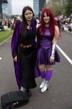 Bükreş, Romanya - 27 Nisan 2025: Doğu Avrupa Comic Con 'da Cosplayers. Çizgi roman, film, TV dizisi, bilim kurgu ve fantezi, oyun, Japon kültürü, Anime, Manga, tahta oyunları, kart oyunları ve son olarak da teknoloji oyunlarını seviyorlar..