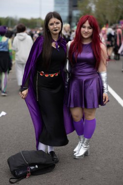 Bükreş, Romanya - 27 Nisan 2025: Doğu Avrupa Comic Con 'da Cosplayers. Çizgi roman, film, TV dizisi, bilim kurgu ve fantezi, oyun, Japon kültürü, Anime, Manga, tahta oyunları, kart oyunları ve son olarak da teknoloji oyunlarını seviyorlar..