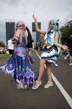 Bükreş, Romanya - 27 Nisan 2025: Doğu Avrupa Comic Con 'da Cosplayers. Çizgi roman, film, TV dizisi, bilim kurgu ve fantezi, oyun, Japon kültürü, Anime, Manga, tahta oyunları, kart oyunları ve son olarak da teknoloji oyunlarını seviyorlar..
