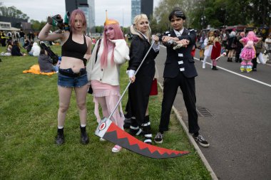 Bükreş, Romanya - 27 Nisan 2025: Doğu Avrupa Comic Con 'da Cosplayers. Çizgi roman, film, TV dizisi, bilim kurgu ve fantezi, oyun, Japon kültürü, Anime, Manga, tahta oyunları, kart oyunları ve son olarak da teknoloji oyunlarını seviyorlar..