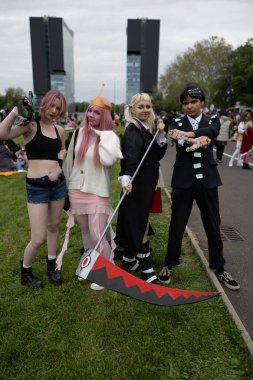 Bükreş, Romanya - 27 Nisan 2025: Doğu Avrupa Comic Con 'da Cosplayers. Çizgi roman, film, TV dizisi, bilim kurgu ve fantezi, oyun, Japon kültürü, Anime, Manga, tahta oyunları, kart oyunları ve son olarak da teknoloji oyunlarını seviyorlar..