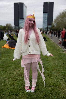 Bükreş, Romanya - 27 Nisan 2025: Doğu Avrupa Comic Con 'da Cosplayers. Çizgi roman, film, TV dizisi, bilim kurgu ve fantezi, oyun, Japon kültürü, Anime, Manga, tahta oyunları, kart oyunları ve son olarak da teknoloji oyunlarını seviyorlar..