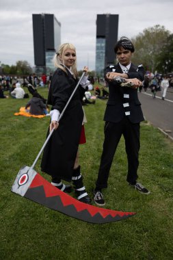 Bükreş, Romanya - 27 Nisan 2025: Doğu Avrupa Comic Con 'da Cosplayers. Çizgi roman, film, TV dizisi, bilim kurgu ve fantezi, oyun, Japon kültürü, Anime, Manga, tahta oyunları, kart oyunları ve son olarak da teknoloji oyunlarını seviyorlar..