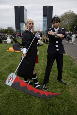 Bükreş, Romanya - 27 Nisan 2025: Doğu Avrupa Comic Con 'da Cosplayers. Çizgi roman, film, TV dizisi, bilim kurgu ve fantezi, oyun, Japon kültürü, Anime, Manga, tahta oyunları, kart oyunları ve son olarak da teknoloji oyunlarını seviyorlar..