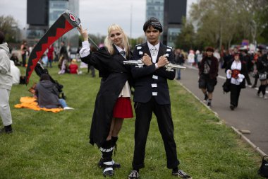 Bükreş, Romanya - 27 Nisan 2025: Doğu Avrupa Comic Con 'da Cosplayers. Çizgi roman, film, TV dizisi, bilim kurgu ve fantezi, oyun, Japon kültürü, Anime, Manga, tahta oyunları, kart oyunları ve son olarak da teknoloji oyunlarını seviyorlar..