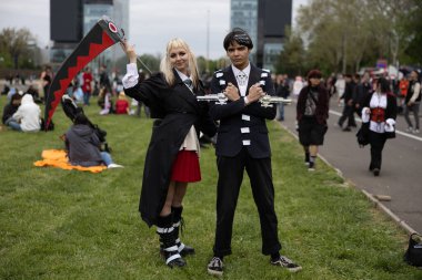Bükreş, Romanya - 27 Nisan 2025: Doğu Avrupa Comic Con 'da Cosplayers. Çizgi roman, film, TV dizisi, bilim kurgu ve fantezi, oyun, Japon kültürü, Anime, Manga, tahta oyunları, kart oyunları ve son olarak da teknoloji oyunlarını seviyorlar..
