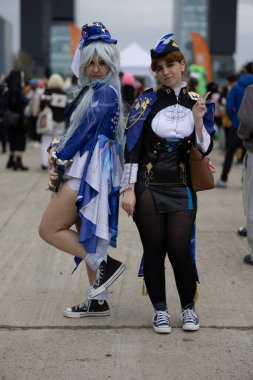 Bükreş, Romanya - 27 Nisan 2025: Doğu Avrupa Comic Con 'da Cosplayers. Çizgi roman, film, TV dizisi, bilim kurgu ve fantezi, oyun, Japon kültürü, Anime, Manga, tahta oyunları, kart oyunları ve son olarak da teknoloji oyunlarını seviyorlar..