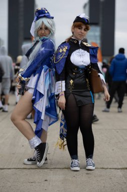 Bükreş, Romanya - 27 Nisan 2025: Doğu Avrupa Comic Con 'da Cosplayers. Çizgi roman, film, TV dizisi, bilim kurgu ve fantezi, oyun, Japon kültürü, Anime, Manga, tahta oyunları, kart oyunları ve son olarak da teknoloji oyunlarını seviyorlar..