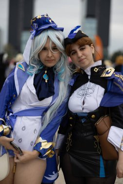 Bükreş, Romanya - 27 Nisan 2025: Doğu Avrupa Comic Con 'da Cosplayers. Çizgi roman, film, TV dizisi, bilim kurgu ve fantezi, oyun, Japon kültürü, Anime, Manga, tahta oyunları, kart oyunları ve son olarak da teknoloji oyunlarını seviyorlar..