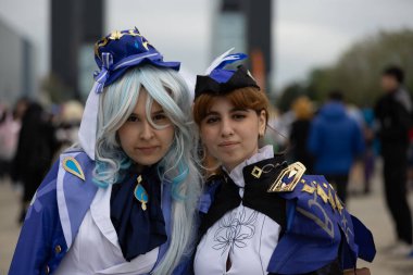 Bükreş, Romanya - 27 Nisan 2025: Doğu Avrupa Comic Con 'da Cosplayers. Çizgi roman, film, TV dizisi, bilim kurgu ve fantezi, oyun, Japon kültürü, Anime, Manga, tahta oyunları, kart oyunları ve son olarak da teknoloji oyunlarını seviyorlar..