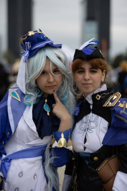 Bükreş, Romanya - 27 Nisan 2025: Doğu Avrupa Comic Con 'da Cosplayers. Çizgi roman, film, TV dizisi, bilim kurgu ve fantezi, oyun, Japon kültürü, Anime, Manga, tahta oyunları, kart oyunları ve son olarak da teknoloji oyunlarını seviyorlar..