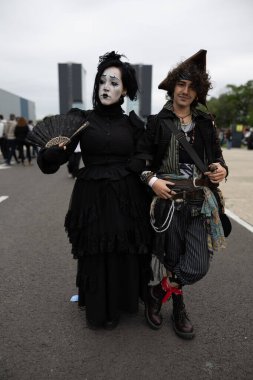 Bükreş, Romanya - 27 Nisan 2025: Doğu Avrupa Comic Con 'da Cosplayers. Çizgi roman, film, TV dizisi, bilim kurgu ve fantezi, oyun, Japon kültürü, Anime, Manga, tahta oyunları, kart oyunları ve son olarak da teknoloji oyunlarını seviyorlar..