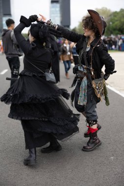 Bükreş, Romanya - 27 Nisan 2025: Doğu Avrupa Comic Con 'da Cosplayers. Çizgi roman, film, TV dizisi, bilim kurgu ve fantezi, oyun, Japon kültürü, Anime, Manga, tahta oyunları, kart oyunları ve son olarak da teknoloji oyunlarını seviyorlar..