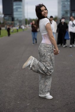 Bükreş, Romanya - 27 Nisan 2025: Doğu Avrupa Comic Con 'da Cosplayers. Çizgi roman, film, TV dizisi, bilim kurgu ve fantezi, oyun, Japon kültürü, Anime, Manga, tahta oyunları, kart oyunları ve son olarak da teknoloji oyunlarını seviyorlar..