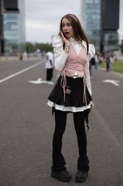 Bükreş, Romanya - 27 Nisan 2025: Doğu Avrupa Comic Con 'da Cosplayers. Çizgi roman, film, TV dizisi, bilim kurgu ve fantezi, oyun, Japon kültürü, Anime, Manga, tahta oyunları, kart oyunları ve son olarak da teknoloji oyunlarını seviyorlar..