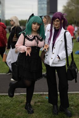 Bükreş, Romanya - 27 Nisan 2025: Doğu Avrupa Comic Con 'da Cosplayers. Çizgi roman, film, TV dizisi, bilim kurgu ve fantezi, oyun, Japon kültürü, Anime, Manga, tahta oyunları, kart oyunları ve son olarak da teknoloji oyunlarını seviyorlar..