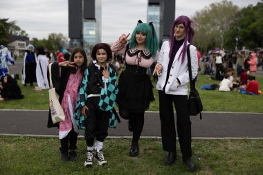 Bükreş, Romanya - 27 Nisan 2025: Doğu Avrupa Comic Con 'da Cosplayers. Çizgi roman, film, TV dizisi, bilim kurgu ve fantezi, oyun, Japon kültürü, Anime, Manga, tahta oyunları, kart oyunları ve son olarak da teknoloji oyunlarını seviyorlar..