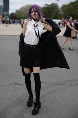 Bükreş, Romanya - 27 Nisan 2025: Doğu Avrupa Comic Con 'da Cosplayers. Çizgi roman, film, TV dizisi, bilim kurgu ve fantezi, oyun, Japon kültürü, Anime, Manga, tahta oyunları, kart oyunları ve son olarak da teknoloji oyunlarını seviyorlar..