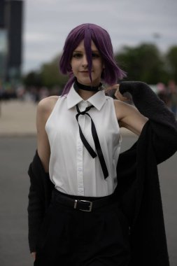 Bükreş, Romanya - 27 Nisan 2025: Doğu Avrupa Comic Con 'da Cosplayers. Çizgi roman, film, TV dizisi, bilim kurgu ve fantezi, oyun, Japon kültürü, Anime, Manga, tahta oyunları, kart oyunları ve son olarak da teknoloji oyunlarını seviyorlar..