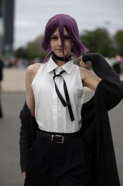 Bükreş, Romanya - 27 Nisan 2025: Doğu Avrupa Comic Con 'da Cosplayers. Çizgi roman, film, TV dizisi, bilim kurgu ve fantezi, oyun, Japon kültürü, Anime, Manga, tahta oyunları, kart oyunları ve son olarak da teknoloji oyunlarını seviyorlar..