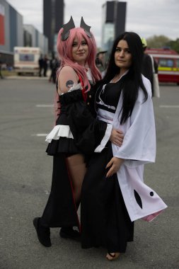 Bükreş, Romanya - 27 Nisan 2025: Doğu Avrupa Comic Con 'da Cosplayers. Çizgi roman, film, TV dizisi, bilim kurgu ve fantezi, oyun, Japon kültürü, Anime, Manga, tahta oyunları, kart oyunları ve son olarak da teknoloji oyunlarını seviyorlar..