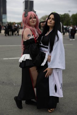 Bükreş, Romanya - 27 Nisan 2025: Doğu Avrupa Comic Con 'da Cosplayers. Çizgi roman, film, TV dizisi, bilim kurgu ve fantezi, oyun, Japon kültürü, Anime, Manga, tahta oyunları, kart oyunları ve son olarak da teknoloji oyunlarını seviyorlar..