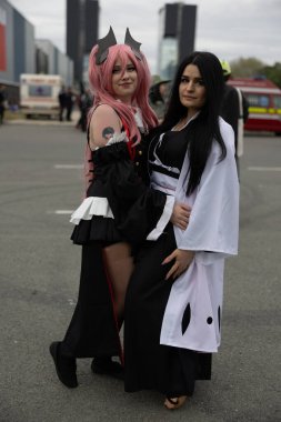 Bükreş, Romanya - 27 Nisan 2025: Doğu Avrupa Comic Con 'da Cosplayers. Çizgi roman, film, TV dizisi, bilim kurgu ve fantezi, oyun, Japon kültürü, Anime, Manga, tahta oyunları, kart oyunları ve son olarak da teknoloji oyunlarını seviyorlar..