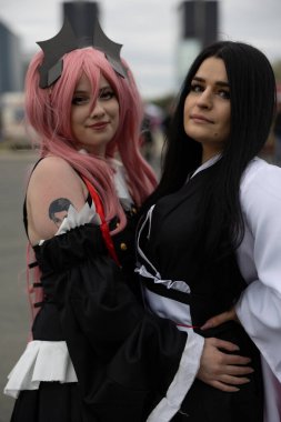 Bükreş, Romanya - 27 Nisan 2025: Doğu Avrupa Comic Con 'da Cosplayers. Çizgi roman, film, TV dizisi, bilim kurgu ve fantezi, oyun, Japon kültürü, Anime, Manga, tahta oyunları, kart oyunları ve son olarak da teknoloji oyunlarını seviyorlar..
