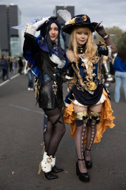 Bükreş, Romanya - 27 Nisan 2025: Doğu Avrupa Comic Con 'da Cosplayers. Çizgi roman, film, TV dizisi, bilim kurgu ve fantezi, oyun, Japon kültürü, Anime, Manga, tahta oyunları, kart oyunları ve son olarak da teknoloji oyunlarını seviyorlar..