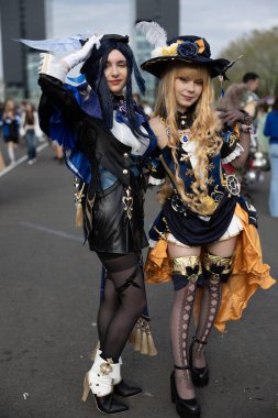Bükreş, Romanya - 27 Nisan 2025: Doğu Avrupa Comic Con 'da Cosplayers. Çizgi roman, film, TV dizisi, bilim kurgu ve fantezi, oyun, Japon kültürü, Anime, Manga, tahta oyunları, kart oyunları ve son olarak da teknoloji oyunlarını seviyorlar..