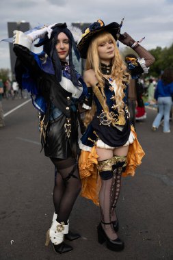 Bükreş, Romanya - 27 Nisan 2025: Doğu Avrupa Comic Con 'da Cosplayers. Çizgi roman, film, TV dizisi, bilim kurgu ve fantezi, oyun, Japon kültürü, Anime, Manga, tahta oyunları, kart oyunları ve son olarak da teknoloji oyunlarını seviyorlar..