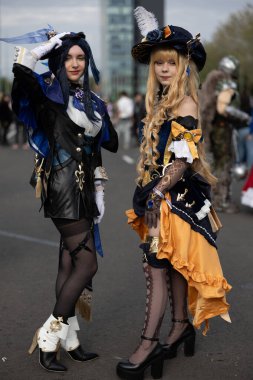 Bükreş, Romanya - 27 Nisan 2025: Doğu Avrupa Comic Con 'da Cosplayers. Çizgi roman, film, TV dizisi, bilim kurgu ve fantezi, oyun, Japon kültürü, Anime, Manga, tahta oyunları, kart oyunları ve son olarak da teknoloji oyunlarını seviyorlar..