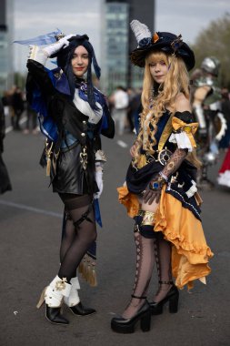 Bükreş, Romanya - 27 Nisan 2025: Doğu Avrupa Comic Con 'da Cosplayers. Çizgi roman, film, TV dizisi, bilim kurgu ve fantezi, oyun, Japon kültürü, Anime, Manga, tahta oyunları, kart oyunları ve son olarak da teknoloji oyunlarını seviyorlar..