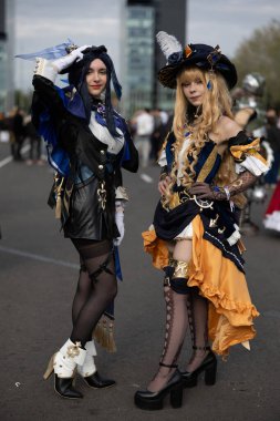 Bükreş, Romanya - 27 Nisan 2025: Doğu Avrupa Comic Con 'da Cosplayers. Çizgi roman, film, TV dizisi, bilim kurgu ve fantezi, oyun, Japon kültürü, Anime, Manga, tahta oyunları, kart oyunları ve son olarak da teknoloji oyunlarını seviyorlar..