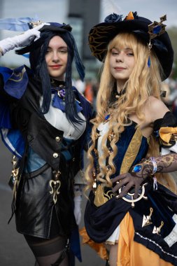 Bükreş, Romanya - 27 Nisan 2025: Doğu Avrupa Comic Con 'da Cosplayers. Çizgi roman, film, TV dizisi, bilim kurgu ve fantezi, oyun, Japon kültürü, Anime, Manga, tahta oyunları, kart oyunları ve son olarak da teknoloji oyunlarını seviyorlar..