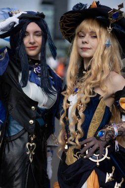 Bükreş, Romanya - 27 Nisan 2025: Doğu Avrupa Comic Con 'da Cosplayers. Çizgi roman, film, TV dizisi, bilim kurgu ve fantezi, oyun, Japon kültürü, Anime, Manga, tahta oyunları, kart oyunları ve son olarak da teknoloji oyunlarını seviyorlar..