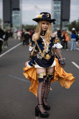 Bükreş, Romanya - 27 Nisan 2025: Doğu Avrupa Comic Con 'da Cosplayers. Çizgi roman, film, TV dizisi, bilim kurgu ve fantezi, oyun, Japon kültürü, Anime, Manga, tahta oyunları, kart oyunları ve son olarak da teknoloji oyunlarını seviyorlar..
