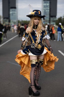 Bükreş, Romanya - 27 Nisan 2025: Doğu Avrupa Comic Con 'da Cosplayers. Çizgi roman, film, TV dizisi, bilim kurgu ve fantezi, oyun, Japon kültürü, Anime, Manga, tahta oyunları, kart oyunları ve son olarak da teknoloji oyunlarını seviyorlar..