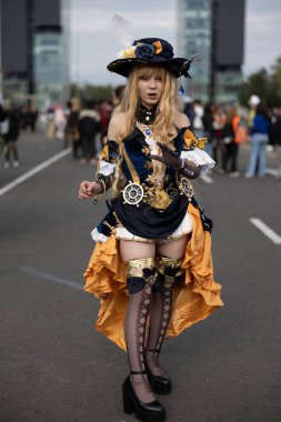 Bükreş, Romanya - 27 Nisan 2025: Doğu Avrupa Comic Con 'da Cosplayers. Çizgi roman, film, TV dizisi, bilim kurgu ve fantezi, oyun, Japon kültürü, Anime, Manga, tahta oyunları, kart oyunları ve son olarak da teknoloji oyunlarını seviyorlar..