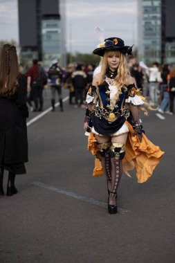 Bükreş, Romanya - 27 Nisan 2025: Doğu Avrupa Comic Con 'da Cosplayers. Çizgi roman, film, TV dizisi, bilim kurgu ve fantezi, oyun, Japon kültürü, Anime, Manga, tahta oyunları, kart oyunları ve son olarak da teknoloji oyunlarını seviyorlar..