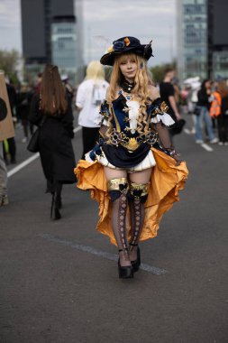 Bükreş, Romanya - 27 Nisan 2025: Doğu Avrupa Comic Con 'da Cosplayers. Çizgi roman, film, TV dizisi, bilim kurgu ve fantezi, oyun, Japon kültürü, Anime, Manga, tahta oyunları, kart oyunları ve son olarak da teknoloji oyunlarını seviyorlar..