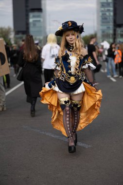 Bükreş, Romanya - 27 Nisan 2025: Doğu Avrupa Comic Con 'da Cosplayers. Çizgi roman, film, TV dizisi, bilim kurgu ve fantezi, oyun, Japon kültürü, Anime, Manga, tahta oyunları, kart oyunları ve son olarak da teknoloji oyunlarını seviyorlar..