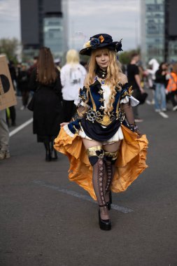 Bükreş, Romanya - 27 Nisan 2025: Doğu Avrupa Comic Con 'da Cosplayers. Çizgi roman, film, TV dizisi, bilim kurgu ve fantezi, oyun, Japon kültürü, Anime, Manga, tahta oyunları, kart oyunları ve son olarak da teknoloji oyunlarını seviyorlar..