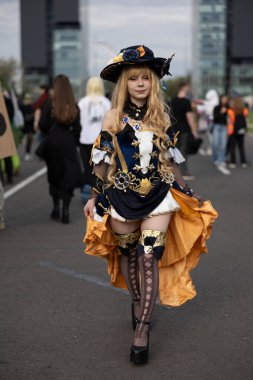 Bükreş, Romanya - 27 Nisan 2025: Doğu Avrupa Comic Con 'da Cosplayers. Çizgi roman, film, TV dizisi, bilim kurgu ve fantezi, oyun, Japon kültürü, Anime, Manga, tahta oyunları, kart oyunları ve son olarak da teknoloji oyunlarını seviyorlar..